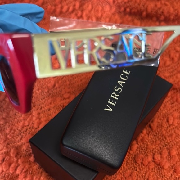 NIB Versace VE4432U sunglasses  with Red Frame and Gold Temples - Picture 7 of 9